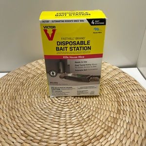 4 Pack Victor Ready-to-Use Poison M915 Fast-Kill Disposable Bait Station.